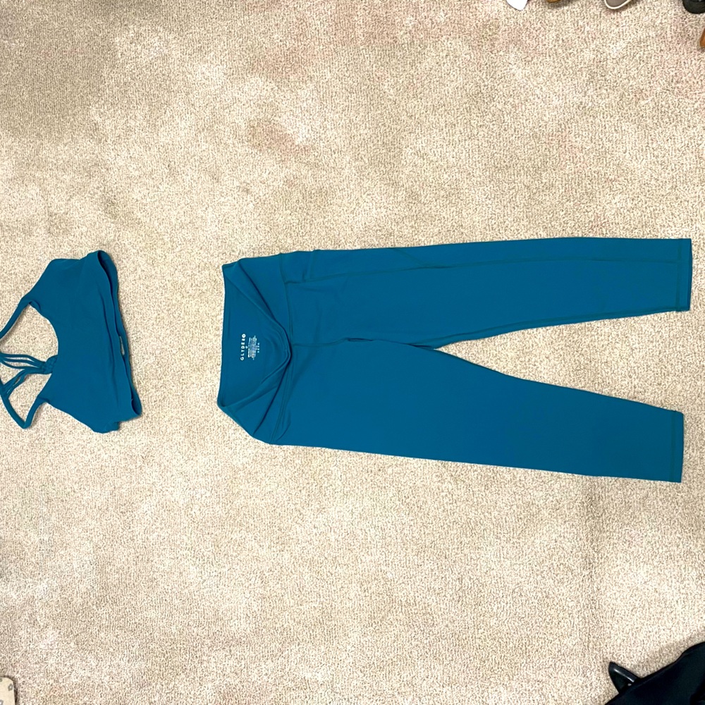 Glider cropped leggings & sports bra